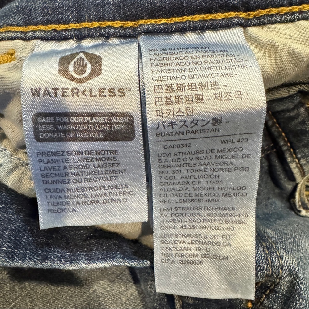 Women’s Levi Jeans - Picture 3 of 5